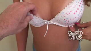 A 19 ans, hot teen baise et obtient une bouche pleine de sperme