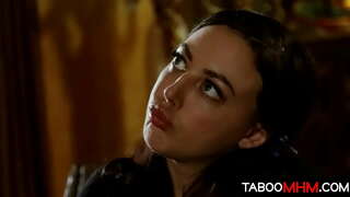 Stepdad knepper sin steddatter som en lærer, der straffer en slutty schoolgirl