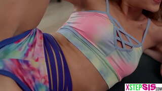 ���ੋਟੇ ਕਦਮ ਭੈਣ ਅਤੇ ਉਸ ਦੇ ਦੋਸਤ ਨੂੰ ਤੰਗ ਸੀ stepbro ਪ੍ਰਾਪਤ ਇੱਕ ਅਚਾਨਕ boner ਲਈ