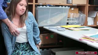 Брюнетка хванат в кражба в магазина, и офицер наказва с нея.Той щупает я малки цици и доминира над нея, така че тя му е направила свирка.След това той чука си путка