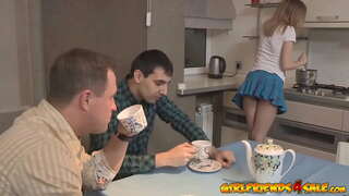 ���ਾਮੋਤੇਜਤ ਪਤਲੀ ਔਰਤ ਨੌਜਵਾਨ cuckolds ਉਸ ਦੇ ਪਤੀ ਨੂੰ