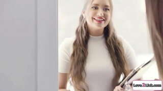 Ngarencana kawinan seduces a pasangan jeung masturbate maranéhanana cunts jeung convinces em boga 3some.Manéhna licks nu blondes pussy kitu nya busty gf facesits nya