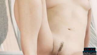 Drobná mladá model blondína ukazuje jej úžasné tesný tela s horúcimi zadok