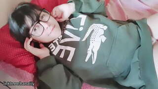 Tin-edyer nga babaye nga sa paghikap sa iyang pussy