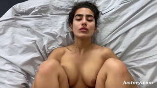 Pinning Haar Bene Oor Haar Kop Vir Dieper Penetrasie