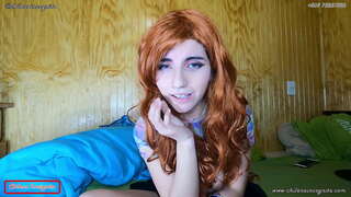 ���ู้หญิงได้ตื่นเต้นต่อหน้าของจอภาพ