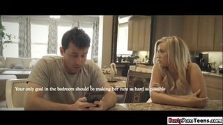 Blondi Bailey rakastaa saada kuseen karkea tapa