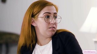 Issiq fotosini va jinoyat uning busty hamkor keyingi katta ularning maqsad bo&#039;yicha rejalashtirmoqda.To&#039;satdan uning sinov xodimi keladi va sherigini tekshiradi.Ular er-xotin kabi harakat qilishadi va buni ofitserga isbotlashadi.Va har bir boshqalar mushuk o&#039;pish licking ular boshlash.