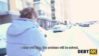 DEBT4K. Calibri Angel barmen para kazanamaz ama cinsel cazibesini kullanabilir