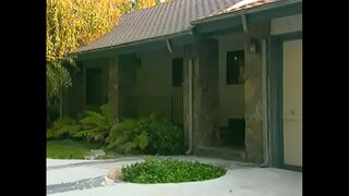 Mubo nga buhok nga batan-on nga piso motingog samtang nagasakay dako nga dick pinaagi sa iyang asshole sa unang panahon