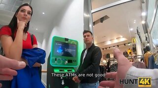 HUNT4K. ਮਨੁੱਖ ਨੂੰ ਦੇਖਦਾ ਹੈ, ਉਸ ਦੀ ਸੁੰਦਰਤਾ ਨੂੰ ਪ੍ਰਾਪਤ ਕਰਦਾ ਹੈ, ਵਿਚ ਪਹੁੰਚ ਕੇ ਅਜਨਬੀ