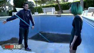 Emo nastolatek z zielonymi włosami głęboko выебан i wytryski na twarz